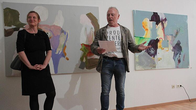 In der Produzentengalerie Burgkunstadt für Gegenwartskunst sind derzeit Gemälde der Kronacher Malerin Lisa Stöhr zu sehen. Inhaber Otto Scheid begrüßte die Künstlerin.Stephan Stöckel