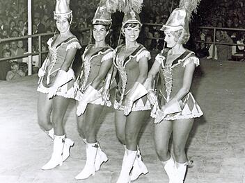 1968 wird berichtet: "Eine ungeteilt freundliche Aufnahme fand beim großen bunten Abend die Parade der Münchner Kindl."  Fotos: Stadtarchiv