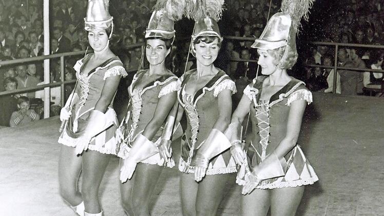 1968 wird berichtet: "Eine ungeteilt freundliche Aufnahme fand beim großen bunten Abend die Parade der Münchner Kindl."  Fotos: Stadtarchiv