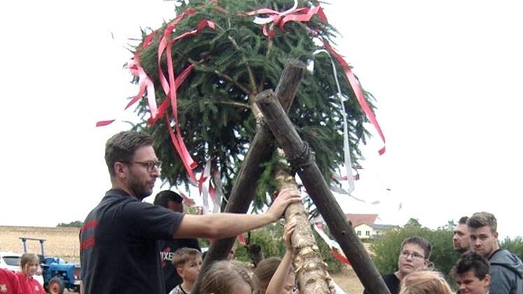 Traditionell stellt in Burgstall der Nachwuchs einen eigenen Baum auf