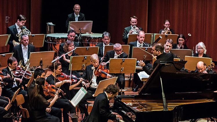 Der Pianist Alexander Schimpf war der umjubelte Solist beim Sinfoniekonzert des Landestheaters im Coburger Kongresshaus. Am Dirigentenpult stand als Gast Johannes KlumppFoto: Jochen Berger