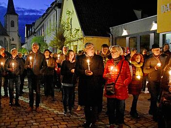 Zahlreiche Bürger aus dem Landkreis waren zur Kundgebung "Aufstehen - Standhaft sein!" des Freundeskreises Asyl Hofheim gegen Rassismus, Antisemitismus und rechtsextremes Denken am Samstagnachmittag in die Kreisstadt gekommen. In einem Lichtermarsch zogen sie vom Marktplatz zur ehemaligen Synagoge bis zum Denkmal für die ausgelöschte jüdische Gemeinde von Haßfurt in der Promenade. Fotos: Ulrike Langer