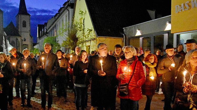 Zahlreiche Bürger aus dem Landkreis waren zur Kundgebung "Aufstehen - Standhaft sein!" des Freundeskreises Asyl Hofheim gegen Rassismus, Antisemitismus und rechtsextremes Denken am Samstagnachmittag in die Kreisstadt gekommen. In einem Lichtermarsch zogen sie vom Marktplatz zur ehemaligen Synagoge bis zum Denkmal für die ausgelöschte jüdische Gemeinde von Haßfurt in der Promenade. Fotos: Ulrike Langer