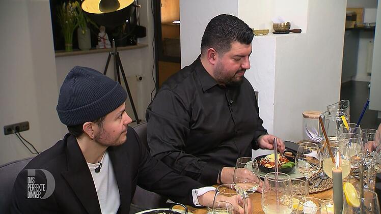 Die vegane Lasagne bräuchte mehr Wums: Darin sind sich Robin (links) und Ramin einig.