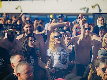 Feiern auf Deck: Wenn das Wetter gut ist, fie&szlig;t das Bier noch schneller.