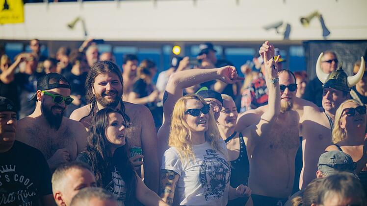 Feiern auf Deck: Wenn das Wetter gut ist, fie&szlig;t das Bier noch schneller.