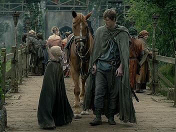 Der unbek&uuml;mmerte Knappe Egg (Dexter Sol Ansell) will Ser Duncan the Tall (Peter Claffey) partout nicht von der Seite weichen.