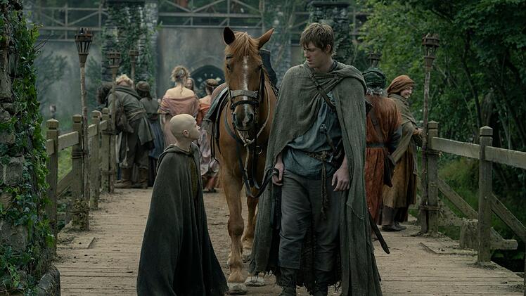 Der unbek&uuml;mmerte Knappe Egg (Dexter Sol Ansell) will Ser Duncan the Tall (Peter Claffey) partout nicht von der Seite weichen.