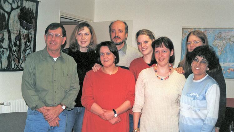 Die Entwicklungshelfer wurden nach der Befreiung am 15. November 2001 in die deutsche Botschaft nach Islamabad gebracht. Dort fanden medizinische Untersuchungen, Gespr&auml;che und eine Pressekonferenz statt. Von links: Peter Bunch, Dayna Curry, Margrit Stebner, Georg Taubmann, Heather Mercer, Silke Vopel, Katrin Jelinek, Diana Thomas.