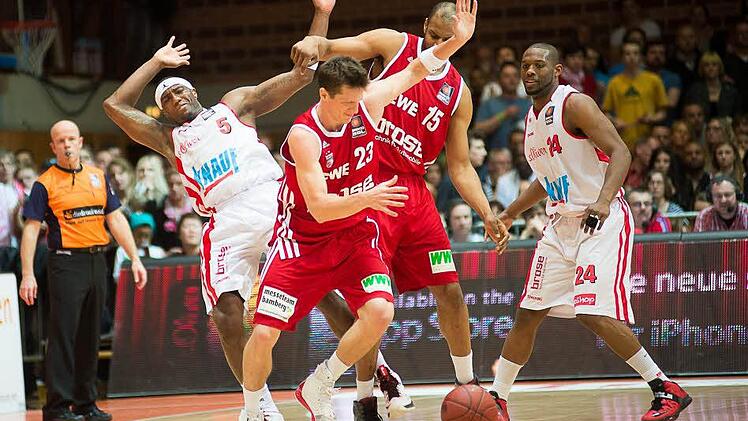 Casey Jacobsen erobert den Ball.   Foto: Tobias Köpplinger