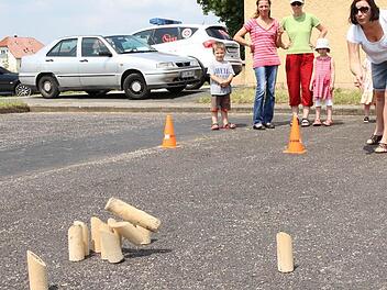 Beim Mölkky, einem finnischen Geschlicklichkeitsspiel, geht es darum, mit einem zylindrischen Wurfholz auf zwölf Spielhölzer zu zielen.  Fotos: Erlwein