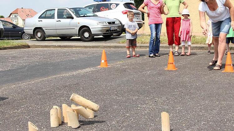 Beim Mölkky, einem finnischen Geschlicklichkeitsspiel, geht es darum, mit einem zylindrischen Wurfholz auf zwölf Spielhölzer zu zielen.  Fotos: Erlwein