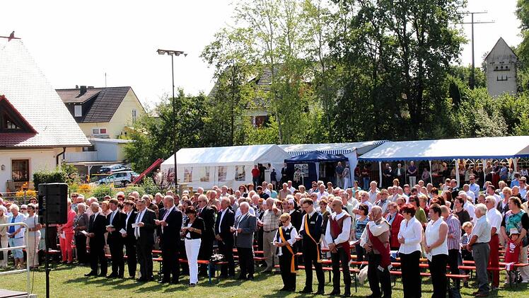 Die Gläubigen beim Pontifikalamt