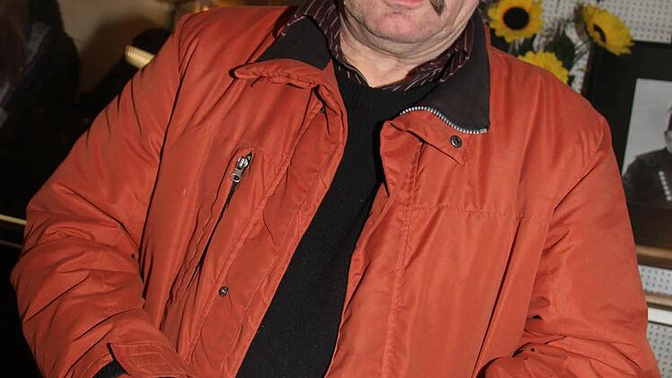 Berthold Schwämmlein ist stolz auf diese Baumversteinerung, denn sie beweist, dass vor rund 300 Millionen Jahren in der Region schon Nadelhölzer beheimatet waren.