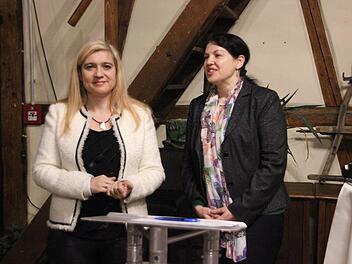 Angela Hofmann (rechts) moderierte die Diskussion mit Ministerin Melanie Huml zum Thema "G'sund statt rund".  Foto: Friedwald Schedel