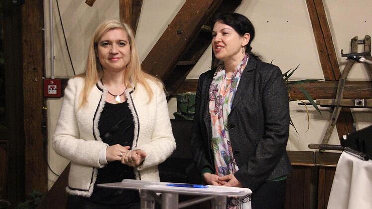 Angela Hofmann (rechts) moderierte die Diskussion mit Ministerin Melanie Huml zum Thema "G'sund statt rund".  Foto: Friedwald Schedel