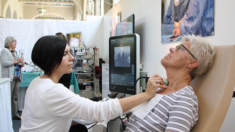 Dr. Daniela Gerhard vom Leopoldina-Krankenhaus in Schweinfurt untersucht auf diesem Bild gerade die Schilddrüse von Brunhilde Schineis. Die Mittelfränkin macht zufällig gerade Kur-Urlaub in Bad Kissingen und freut sich über die Angebote bei den Gesundheitstagen. Fotos: Ralf Ruppert