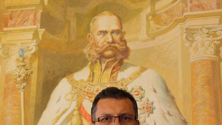 Josef Ciglansky, dem Direktor der Bad Franzensbad AG, vor dem Bild des Namensgebers.