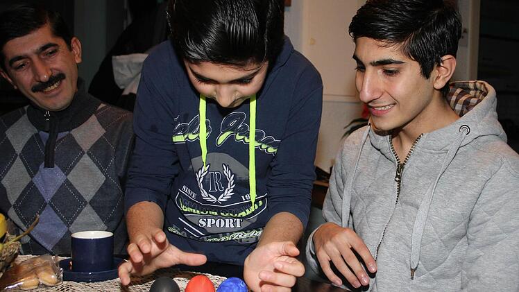 Ganz stolz präsentiert Siamand (11) dem Vater Walid Daoud (40) und seinem großen Bruder Jamil (17) seine selbst bemalten Ostereier.