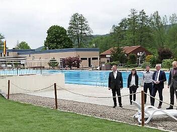 Vom gepflegten Zustand des Freibades &uuml;berzeugten sich bei einem Rundgang OB Henry Schramm, Sabine Leithner von den Stadtwerken, Andreas Wei&szlig;, Meister f&uuml;r B&auml;derbetrieb, Werkleiter Stephan Pr&ouml;schold und dessen Stellvertreter Oliver Voss. Foto: Werner Rei&szlig;aus