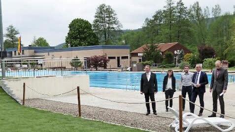 Vom gepflegten Zustand des Freibades &uuml;berzeugten sich bei einem Rundgang OB Henry Schramm, Sabine Leithner von den Stadtwerken, Andreas Wei&szlig;, Meister f&uuml;r B&auml;derbetrieb, Werkleiter Stephan Pr&ouml;schold und dessen Stellvertreter Oliver Voss. Foto: Werner Rei&szlig;aus