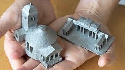 Die Modelle der Kirche von Unterhohenried und des Brandenburger Tors liegen stolz in den Händen der Konstrukteure.  Foto: Christiane Reuther