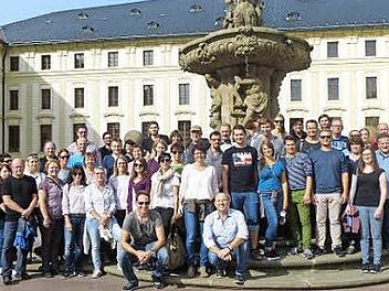 Das Gruppenbild entstand auf der Prager Burg im Hof des Neuen K&ouml;niglichen Palastes. Foto: privat