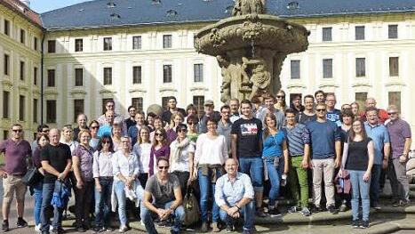 Das Gruppenbild entstand auf der Prager Burg im Hof des Neuen K&ouml;niglichen Palastes. Foto: privat