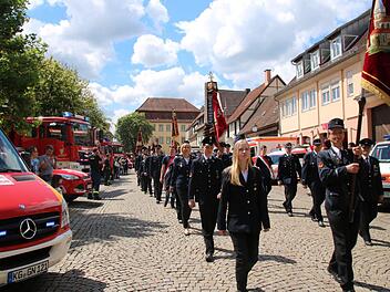 Die Teilnehmer des Festzugs marschierten am Anger durch ein Spalier aus Rettungsfahrzeugen.  Foto: Heike Beudert