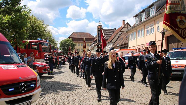 Die Teilnehmer des Festzugs marschierten am Anger durch ein Spalier aus Rettungsfahrzeugen.  Foto: Heike Beudert