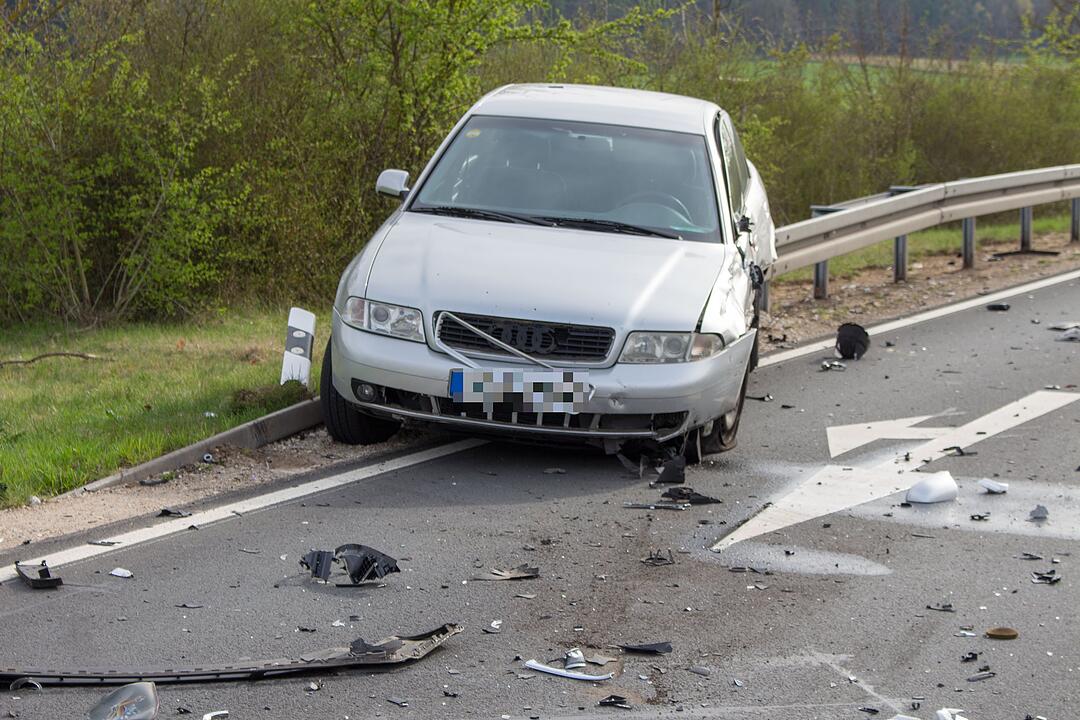 Tödlicher Unfall bei Zirndorf: Motorradfahrer stirbt nach Kollision mit Polizeiauto