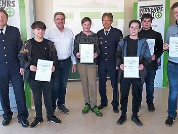 Siegerehrung beim Schülerlotsen- Kreiswettbewerb. Von links Erster Polizeihauptkommissar Markus Löffler (PI Ludwigsstadt), Felix Jakob (3. Rang), Roland Pyka, Paul Klinger (1. Platz), POR Uwe Herrmann, Luis Pöhlmann (3. Rang), Felix Adler (2. Platz) und Adrian Seidenath (3. Rang) Foto: K.- H. Hofmann