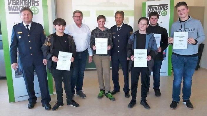 Siegerehrung beim Schülerlotsen- Kreiswettbewerb. Von links Erster Polizeihauptkommissar Markus Löffler (PI Ludwigsstadt), Felix Jakob (3. Rang), Roland Pyka, Paul Klinger (1. Platz), POR Uwe Herrmann, Luis Pöhlmann (3. Rang), Felix Adler (2. Platz) und Adrian Seidenath (3. Rang) Foto: K.- H. Hofmann