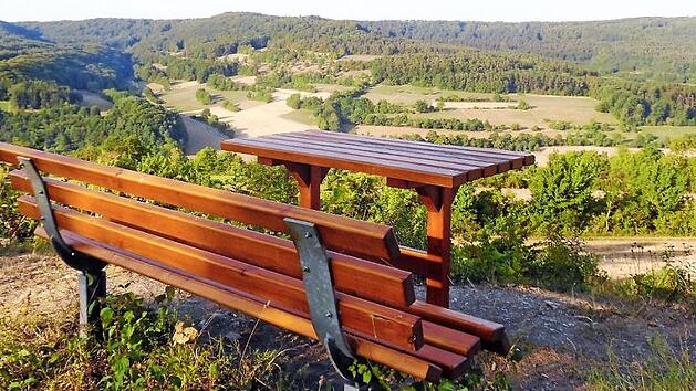 Am Sulligkn&ouml;cklein k&ouml;nnen Wanderer eine herrliche Aussicht genie&szlig;en, sich ausruhen und entspannen. Foto: G&uuml;nter Reinlein
