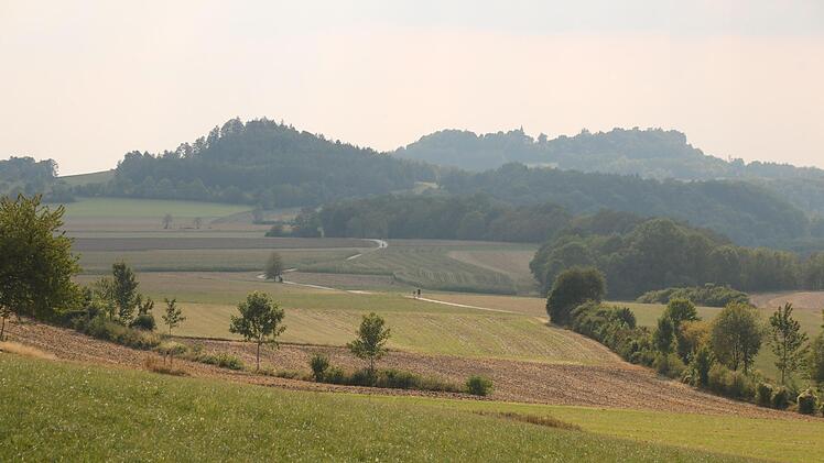 Die Staffelberg-Alb mit dem Spitzberg (links) und dem Staffelberg  Foto: Matthias Einwag