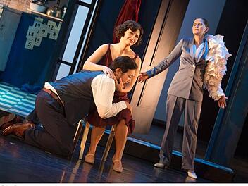 Orpheus (Minseok Kim) liegt im Schoß von Eurydike (Sophie-Magdalene Reuter) und Amor (Yvonne Prentki) schaut zu.  Foto: H. Dietz Fotografie