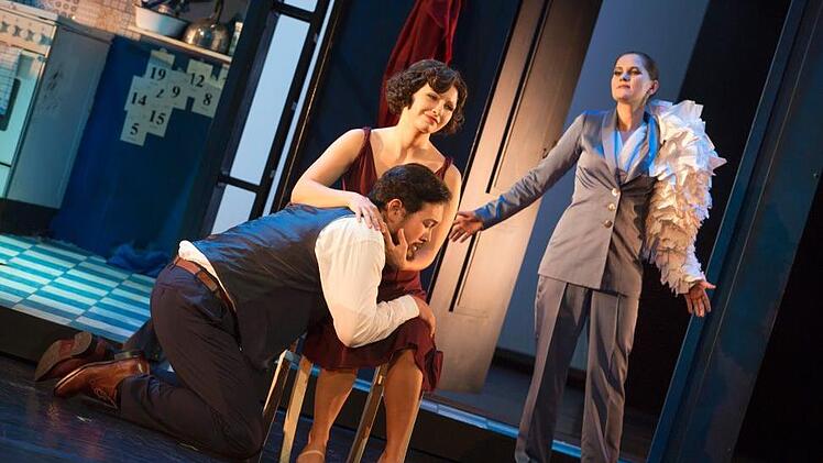 Orpheus (Minseok Kim) liegt im Schoß von Eurydike (Sophie-Magdalene Reuter) und Amor (Yvonne Prentki) schaut zu.  Foto: H. Dietz Fotografie