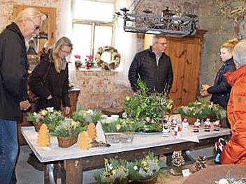 Die Besucher zeigten gro&szlig;es Interesse und kauften kr&auml;ftig ein. Foto: privat