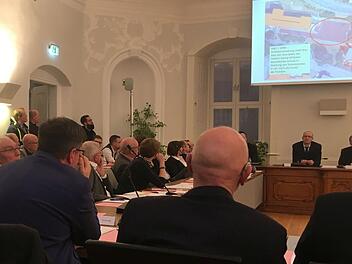 Ist was faul oder ist nichts dran? Viele  interessierte Bürger hatten nur Stehplätze, als gestern im Kulmbacher Stadtrat über die Immobiliengeschäfte von OB Henry Schramm (hinten, rechts) diskutiert wurde. Foto: Stephan Tiroch