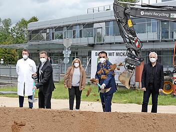 Am Donnerstag erfolgte der Spatenstich (v. l.): Uwe Kirschstein, Ärztlicher Direktor Jürgen Gschossmann, Sven Oelkers, Betriebsrätin Waltraud Bürkner, Klaus Holetschek, Architekt Fritz Galuschka (München) und Hermann Ulm