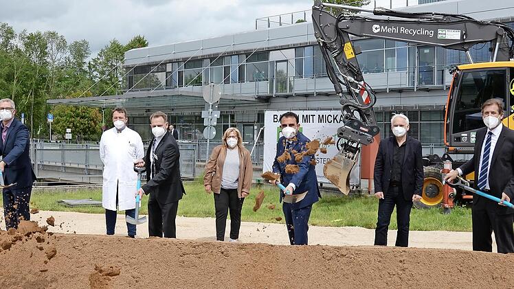 Am Donnerstag erfolgte der Spatenstich (v. l.): Uwe Kirschstein, Ärztlicher Direktor Jürgen Gschossmann, Sven Oelkers, Betriebsrätin Waltraud Bürkner, Klaus Holetschek, Architekt Fritz Galuschka (München) und Hermann Ulm