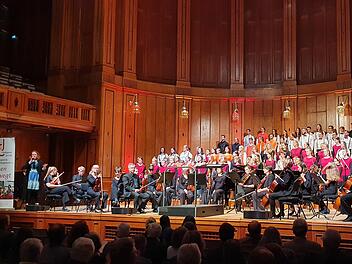 Die Präsidentin der Chorjugend, Judith Reitelbach (links), bedankt sich bei allen Akteurinnen und Akteuren des Jubiläumskonzerts in Bad Kissingen. Foto: Monika Schraut