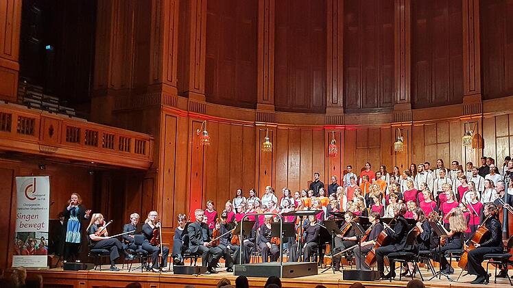 Die Präsidentin der Chorjugend, Judith Reitelbach (links), bedankt sich bei allen Akteurinnen und Akteuren des Jubiläumskonzerts in Bad Kissingen. Foto: Monika Schraut