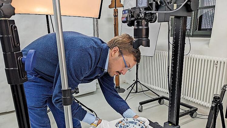 Projektleiter Constantijn Johannes Leliveld bereitet einen chinesischen Teller für Fotoaufnahmen vor.