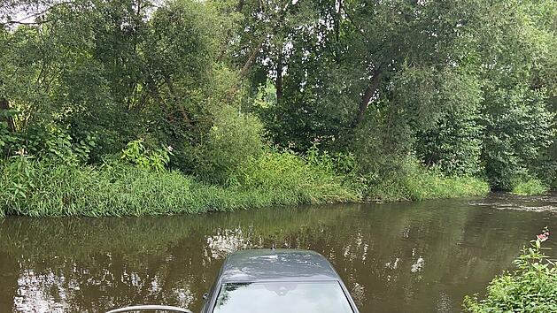 Eine etwas andere Kneipp-Erfahrung: Auto besch&auml;digt Kneippanlage und landet im Fluss