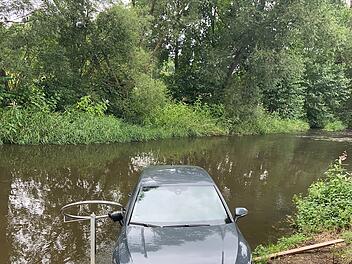 Eine etwas andere Kneipp-Erfahrung: Auto beschädigt Kneippanlage und landet im Fluss