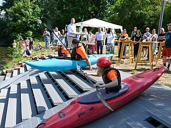 Erste "Gelbe Welle" f&uuml;r Kanuten: Neue Bootstreppe in Bamberg er&ouml;ffnet