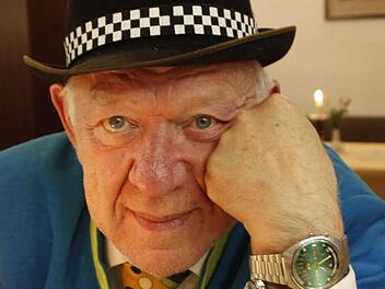 Die Liebe brachte Oleg Popov vor 20 Jahren nach Egloffstein. Aus Dankbarkeit an seine neue Heimat hat er dem Ort ein Lied geschrieben. Fotos: Reinhard Löwisch