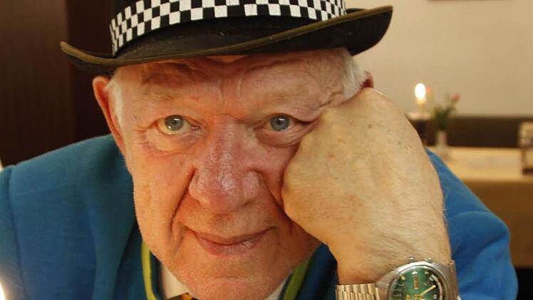 Die Liebe brachte Oleg Popov vor 20 Jahren nach Egloffstein. Aus Dankbarkeit an seine neue Heimat hat er dem Ort ein Lied geschrieben. Fotos: Reinhard Löwisch