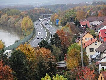 Auf der Ostseite des Frankenschnellweges (rechts) haben 47 Häuser Anspruch auf ergänzenden passiven Lärmschutz, so zum Beispiel Schallschutzfenster.  Foto. Josef Hofbauer